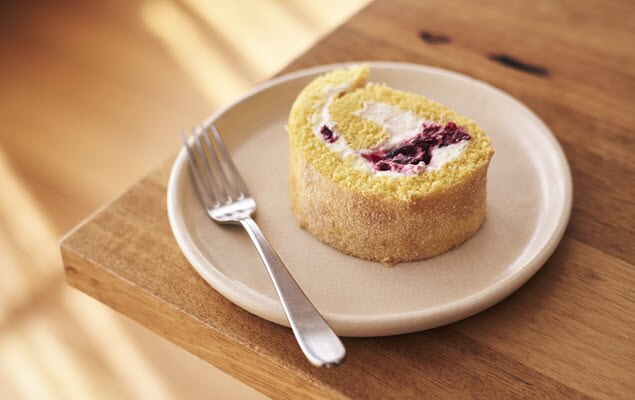 ROLLED SPONGE WITH CHERRIES